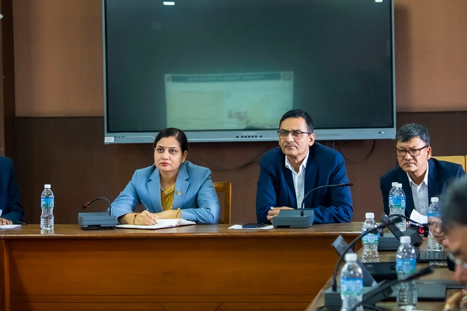 आमालाई ६ महिना, बुबालाई ४२ दिन प्रसूति स्याहार बिदा प्रस्ताव