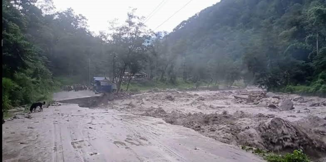 पहिरो र बाढीका कारण देशका विभिन्न राजमार्ग अवरुद्ध