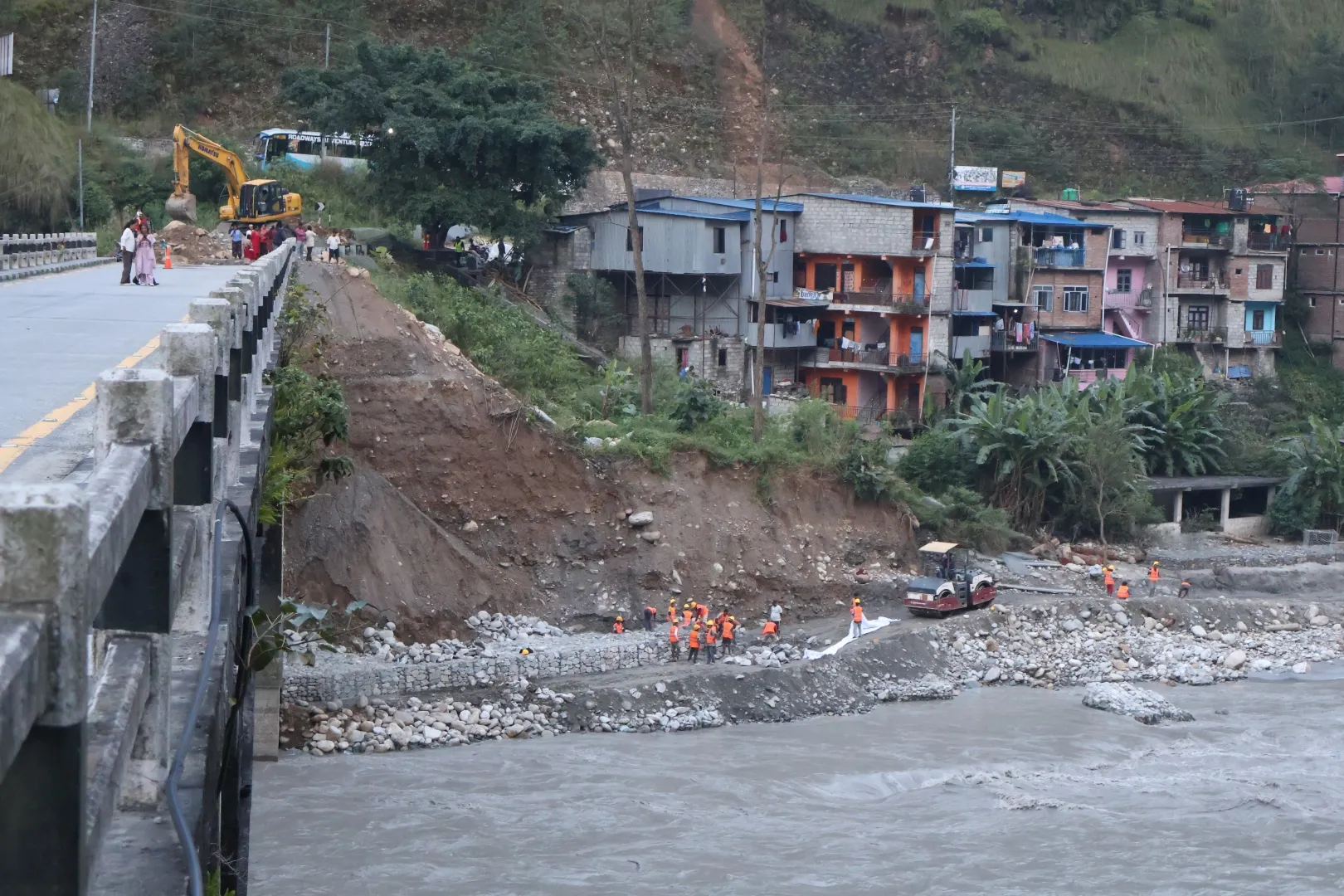 बाढीले पुलमा क्षति पुर्याएपछि यातायात ठप्प, पर्यटन र व्यापारमा असर