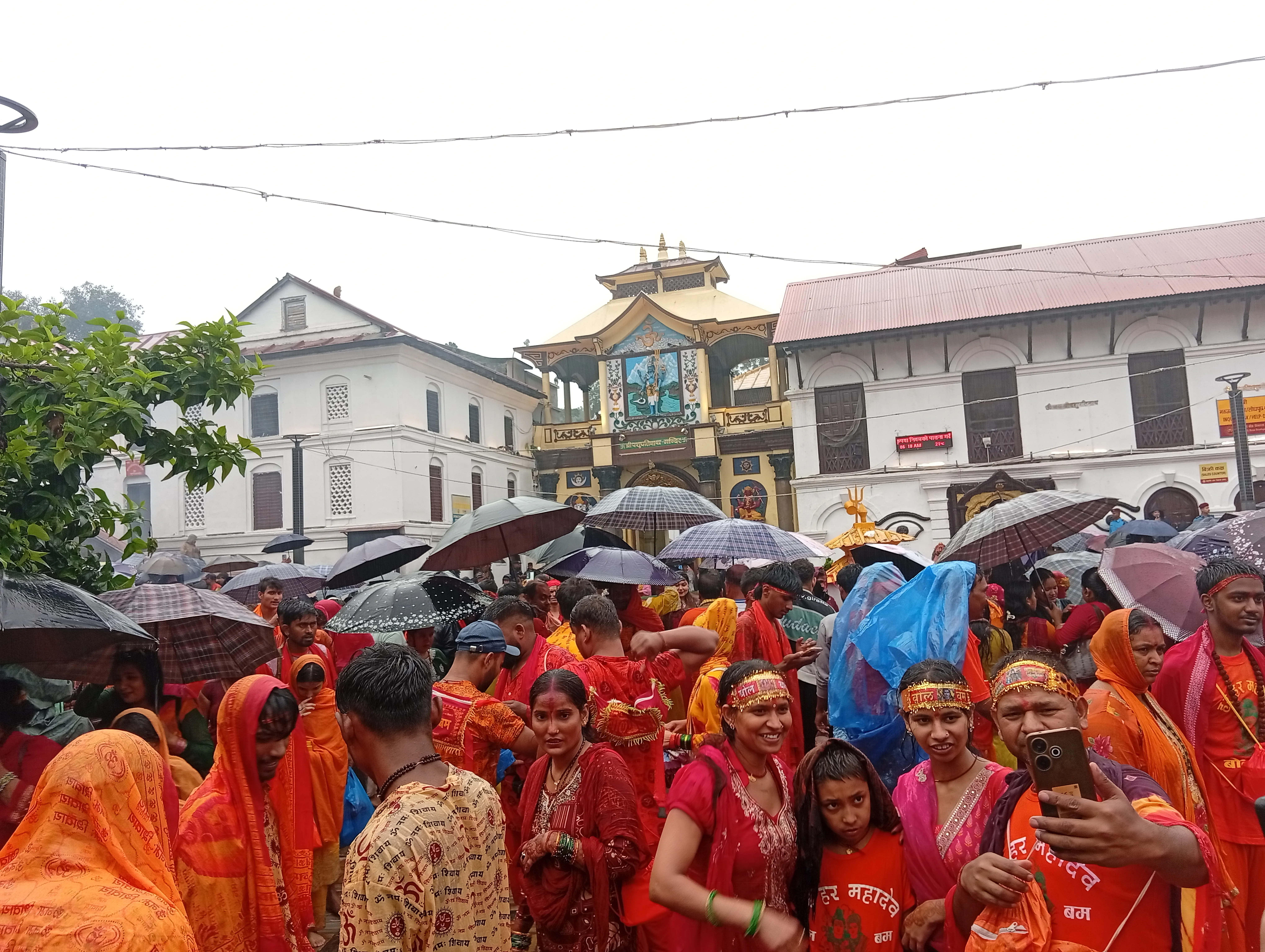 पशुपतिनाथमा दर्शनार्थीको घुइँचो