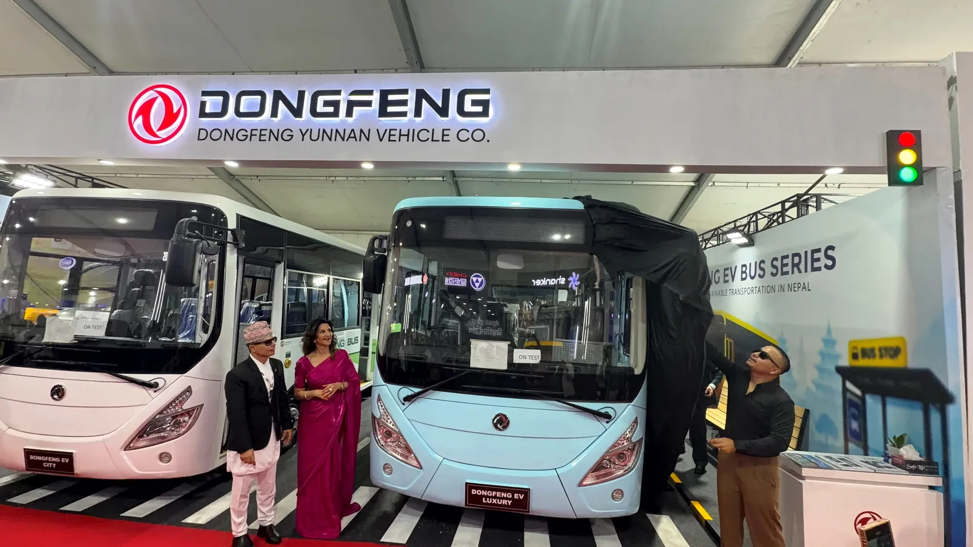 नाईमा अटो एक्स्पोमा DONGFENG  बस सार्वजनिक