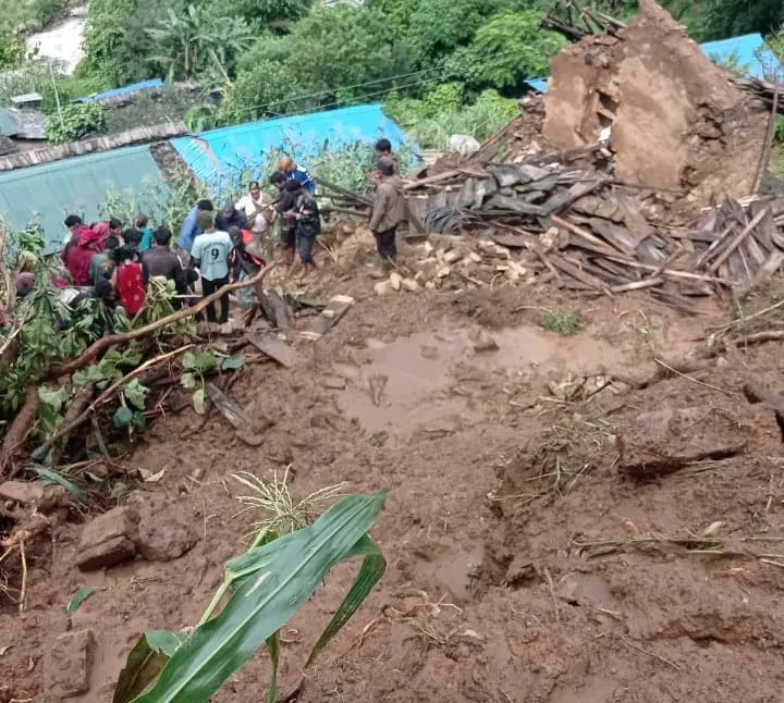 रोल्पामा पहिरोले घर पुरिँदा तीन जना बेपत्ता
