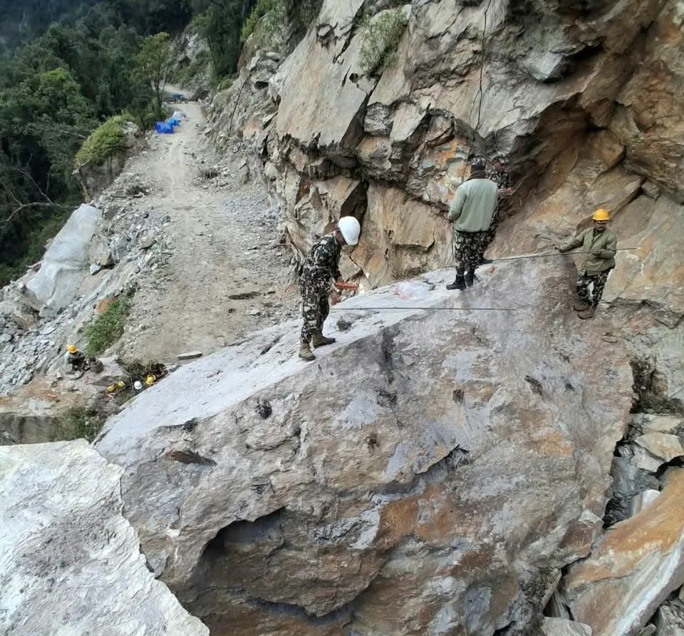 अवरुद्ध खाँदबारी–किमाथाङ्का  सडक पुनः सञ्चालनमा