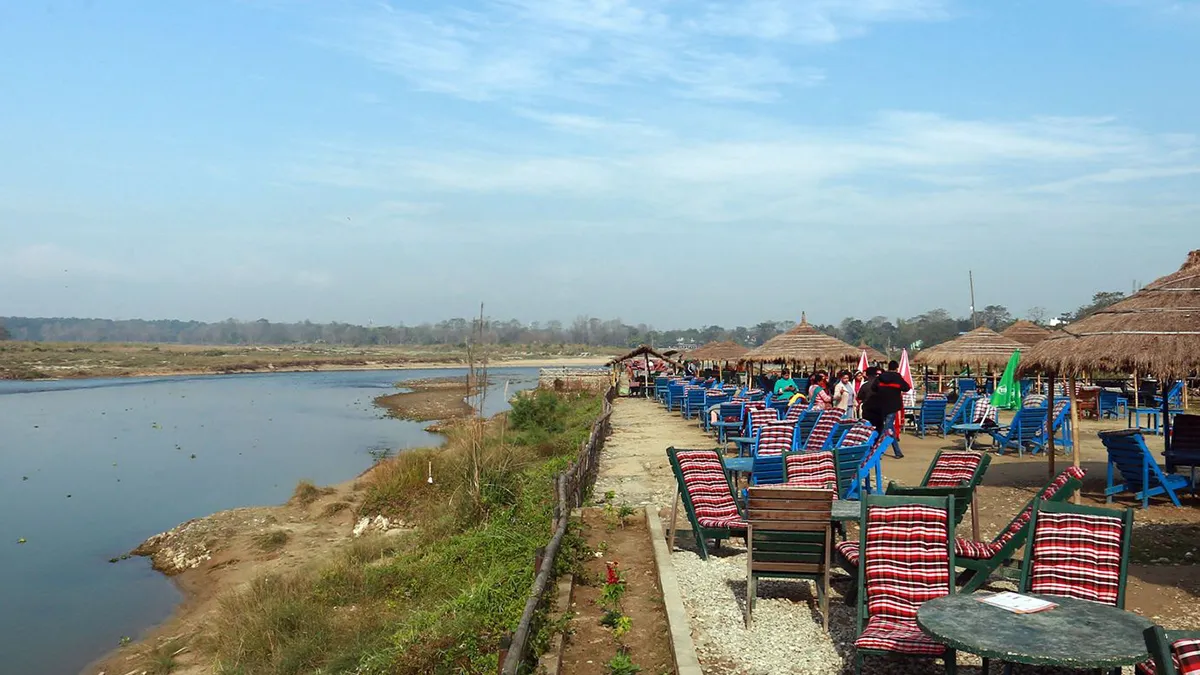 सुनसान छन्  सौराहाका होटल : पर्यटक भन्दछन् नेपालको विपदमा कसरी रमाउनु ?