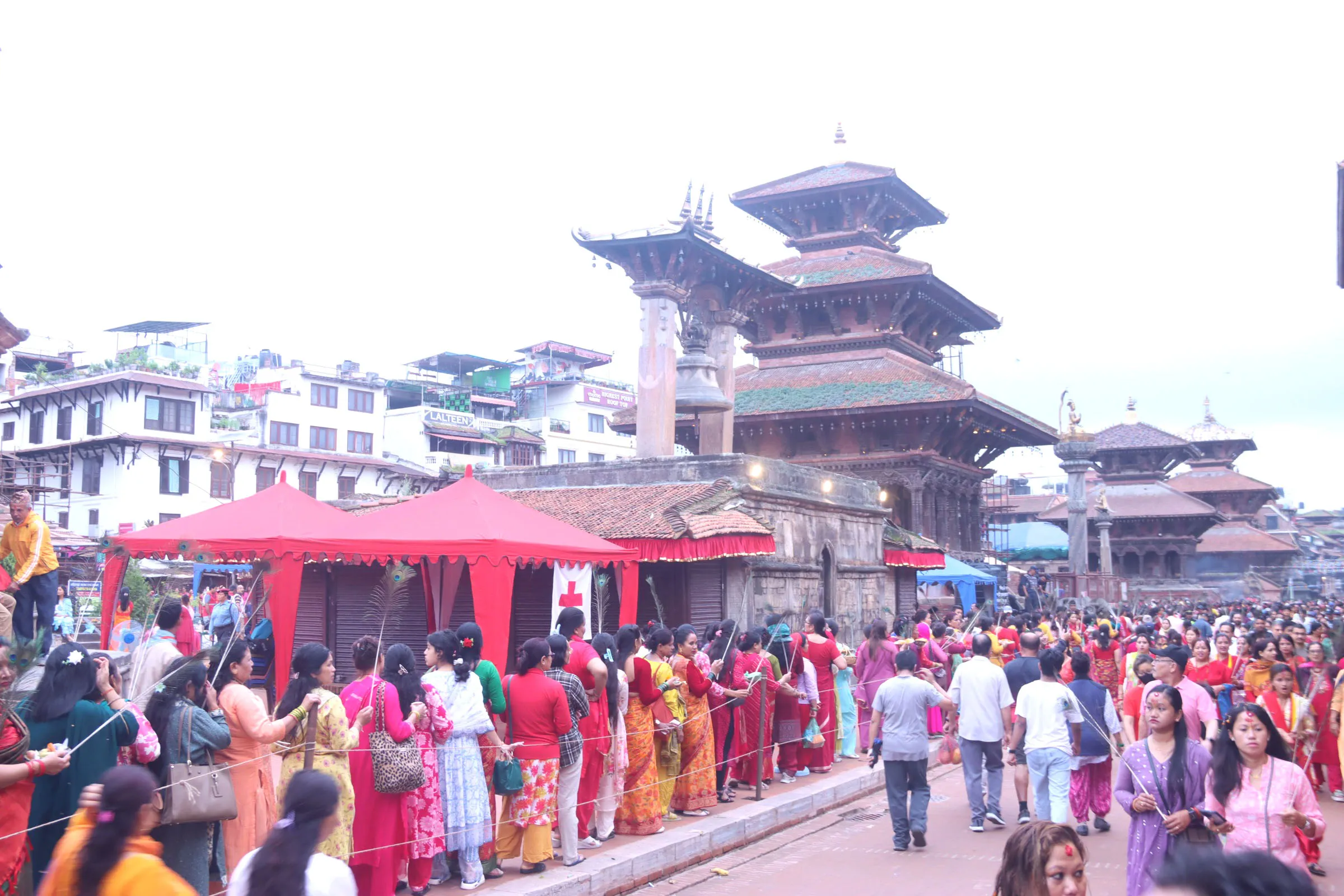 कृष्ण अष्टमी : बिहानैदेखि देशभरका  कृष्णमन्दिरमा भक्तजनको लाम