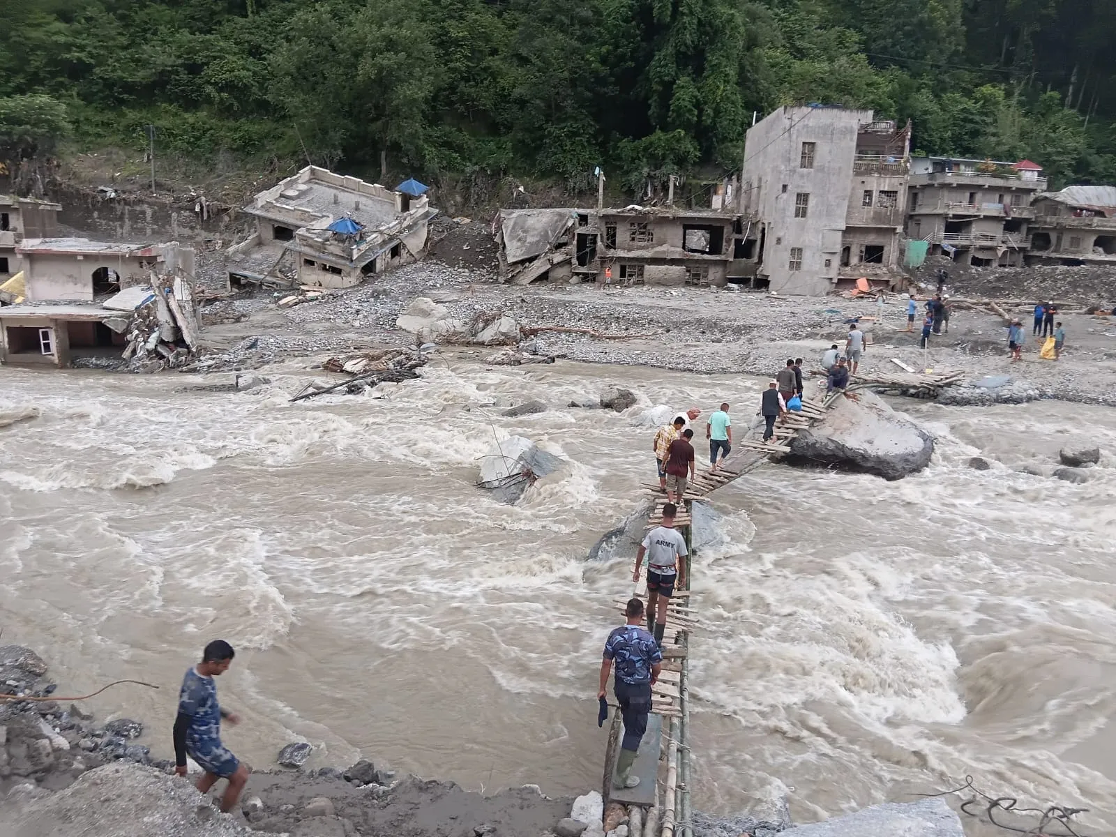 फलाखु खोलामा फड्के तथा स्याफ्रुबेँसीस्थित भोटेकोशी नदीमाथि तुइन निर्माण