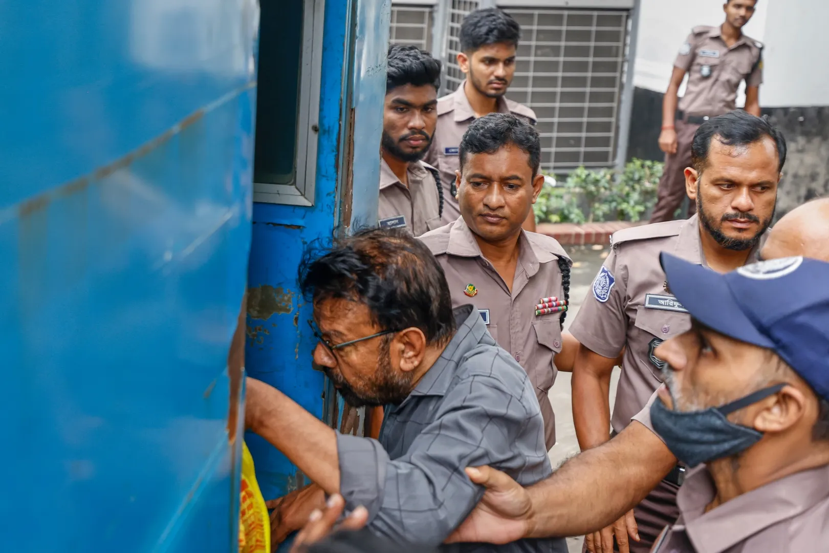 तीन पत्रकारलाई हिरासतमा राख्न आदेश