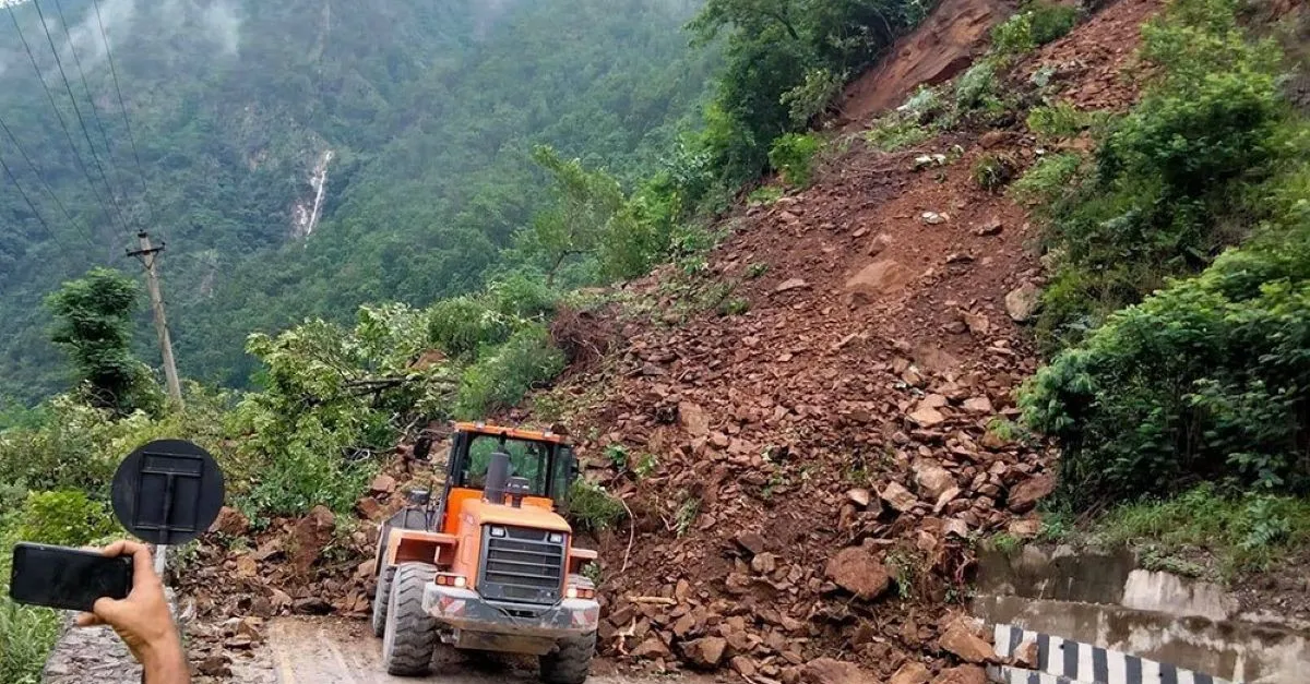 पहिराले नारायणगढ–मुग्लिन सडकखण्डमा यातायात सेवा अवरुद्ध