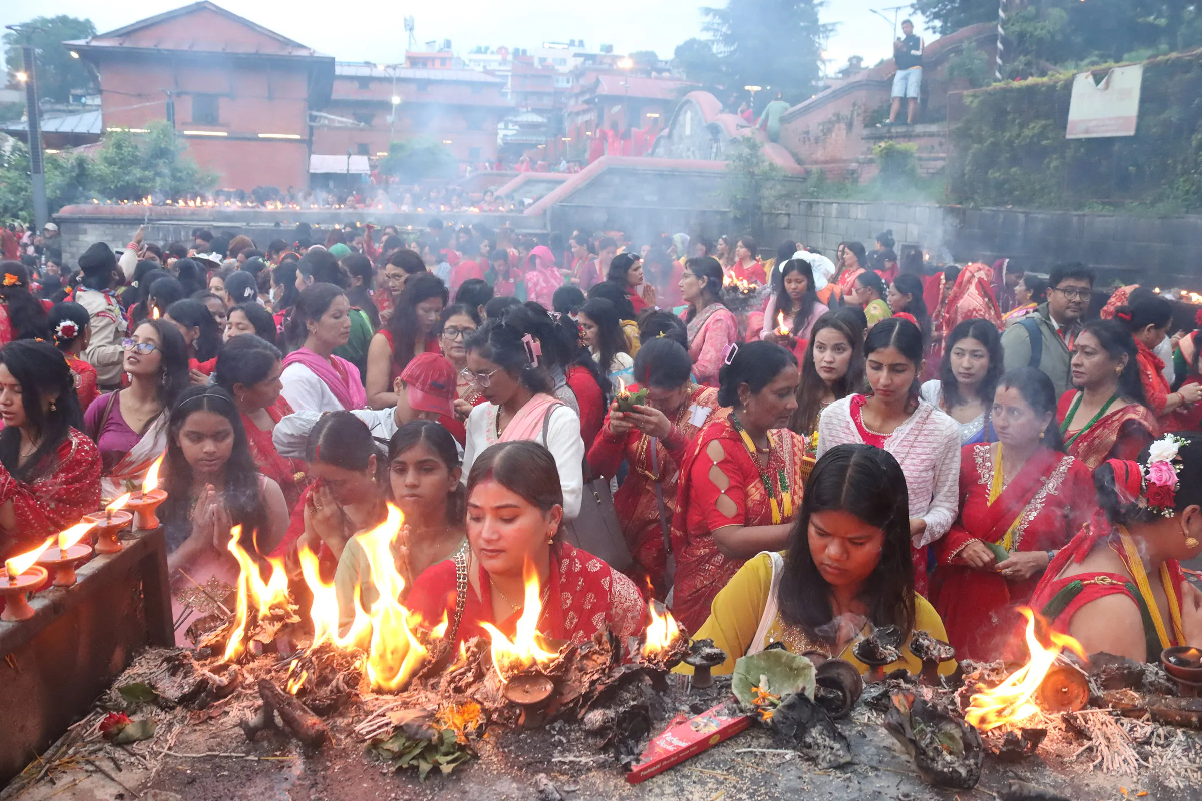 हरितालिका पर्व : पशुपति क्षेत्रमा बिहानैदेखि महिला व्रतालुको लाम