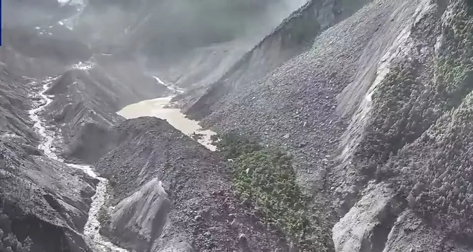 तिब्बतको छोचेन खोला र पुरेपू त्साङ्पो नदी छेउमा बनेको ठूलो ताल फुट्यो