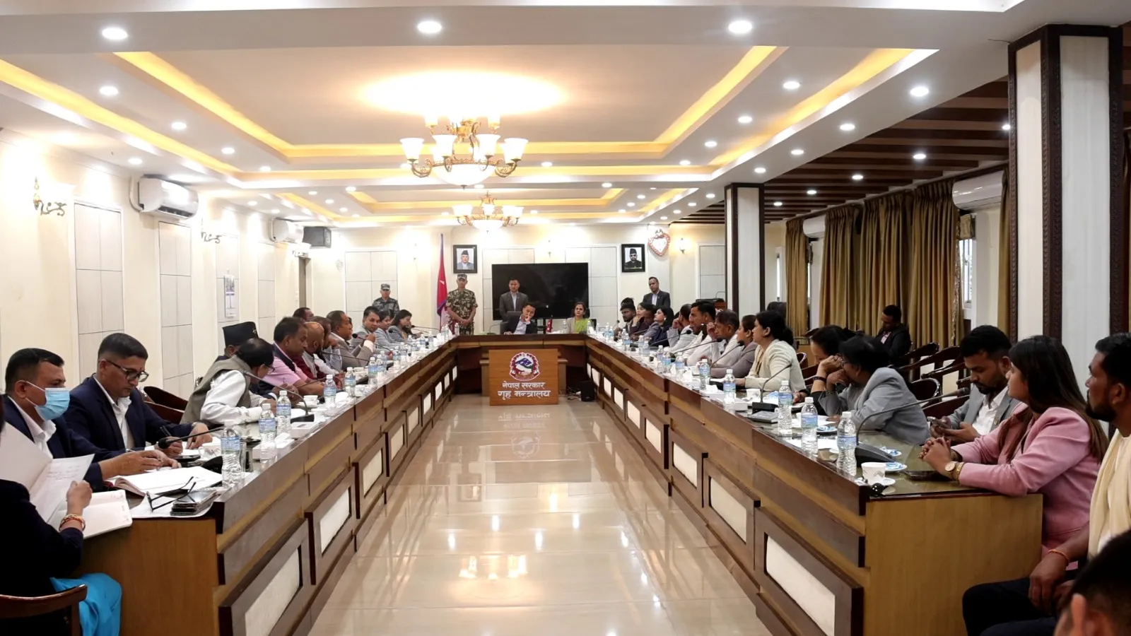 मधेशको पछिल्लो घटनाबारे गृहमन्त्री र उद्योगमन्त्रीले गरे सांसदहरूसँग संयुक्त छलफल