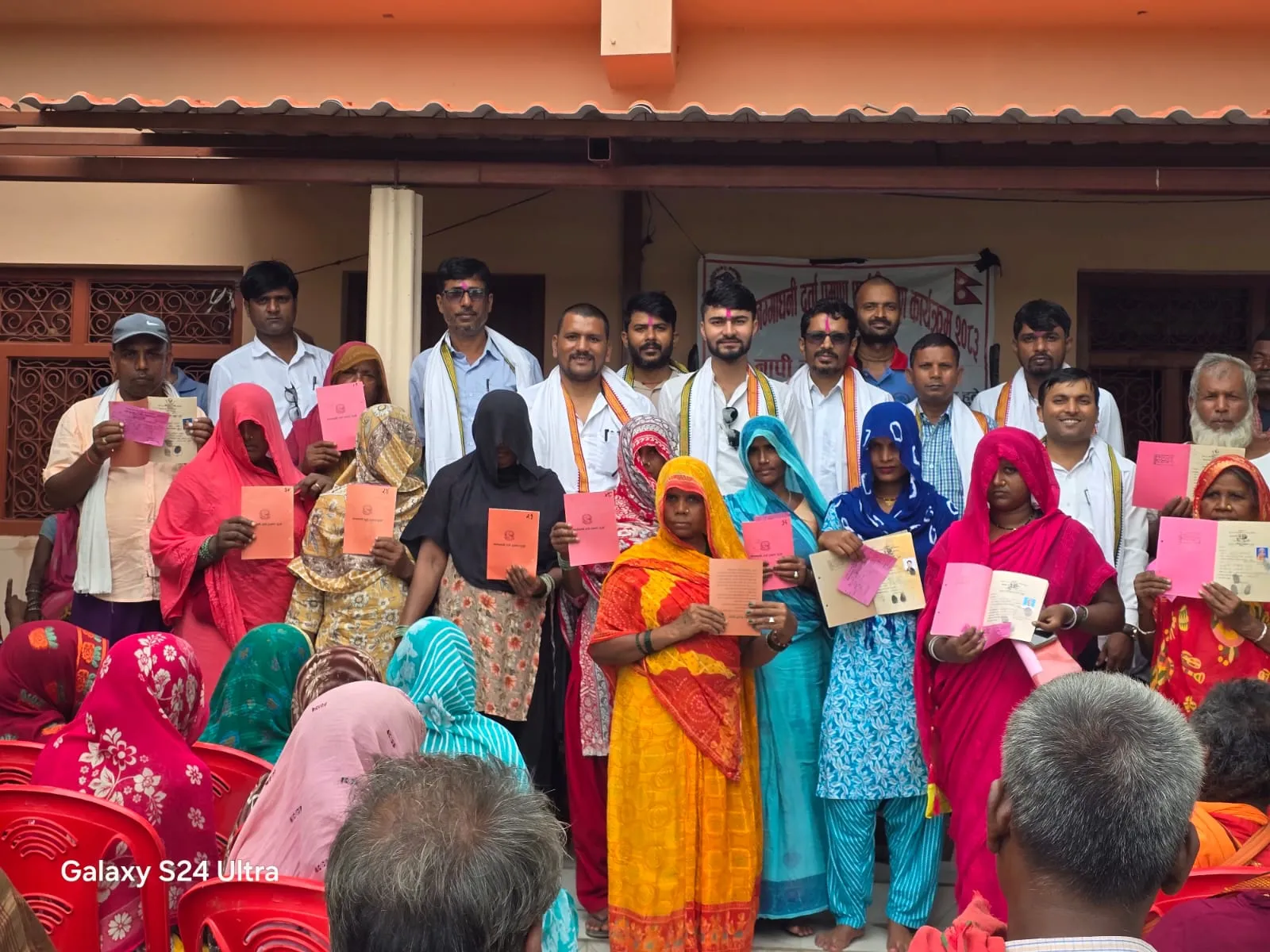 नापजाँच सकिएको १० वर्षपछि धनुषाका ५७  परिवारले पाए लालपुर्जा