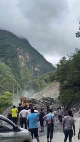 बेनी-जोमसोम सडक खण्डमा गएको पहिरो!
#Jomsom #pahiro #newsbihani 
Video- kiransapkota